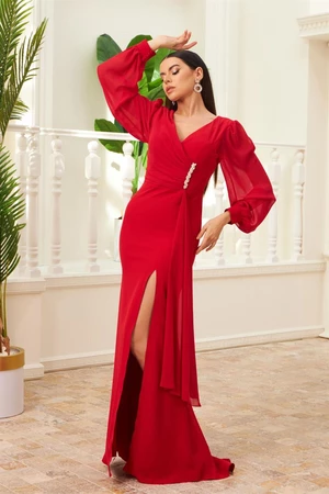 Dlouhé večerní šaty Carmen z červeného šifonu s detailem přezky