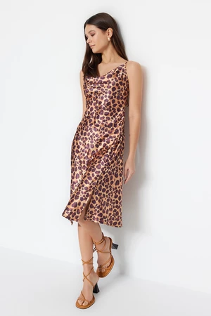 Trendyol hnedá saténová midi väzba rovného strihu Leopardí vzor ramienka voľné golierové šaty