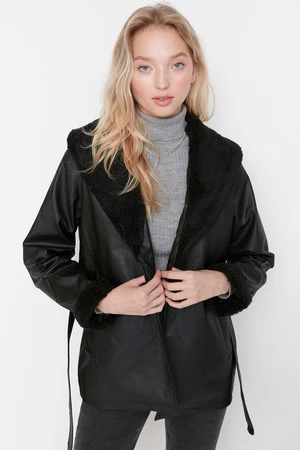Trendyol čierny pásový plyšový kožušinový detail kabát z umelej kože