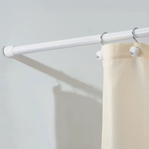 Teleskopická tyč na sprchový záves InterDesign Cameo, maximálna dĺžka 107 cm