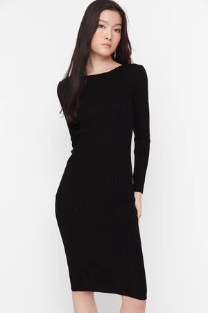 Čierne priliehavé midi pletené šaty s detailom na chrbte od značky Trendyol