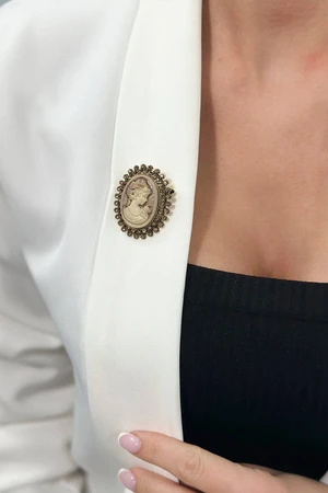 Brooch with female head beige