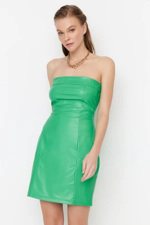 Trendyol zelené večerné šaty z umelej kože bez ramienok