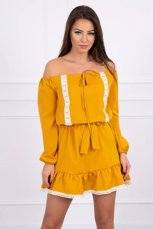 Dress over the shoulder and lace mustard