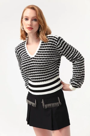 Lafaba Women's White V-Neck Exterior Pattern Knitwear Sweater