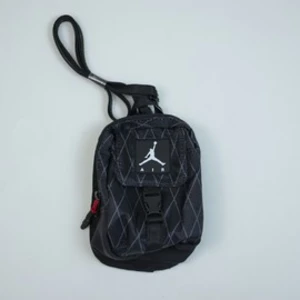 Anti-gravity pouch