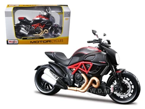 Ducati Diavel Red and Carbon 1/12 Diecast Motorcycle Model by Maisto