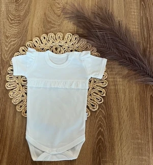 Kojenecké body, kr. rukáv Mamatti, zap. u krku, Puntík - bílé s volánky, vel. 68 (3-6m)