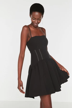 Trendyol Black kontrastné prešívanie detailné šaty