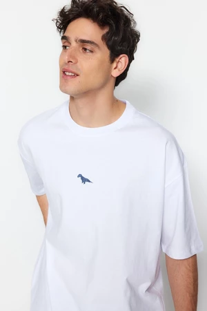 Trendyol White pánske oversize/wide cut crew krk krátky rukáv dinosaurie výšivky 100% bavlnené tričko.