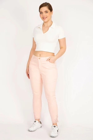 Dámské růžové džíny s krajkovými detaily ve velikosti plus od značky Şans