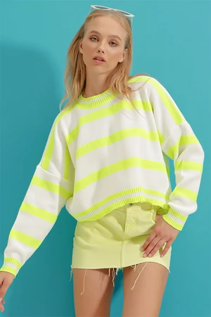 Trend Alaçatı Stili Women's Neon Green Crew Neck Striped Oversized Sweatshirt