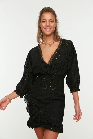 Trendyol X Moeva Czarna bawełniana haftowana sukienka plażowa