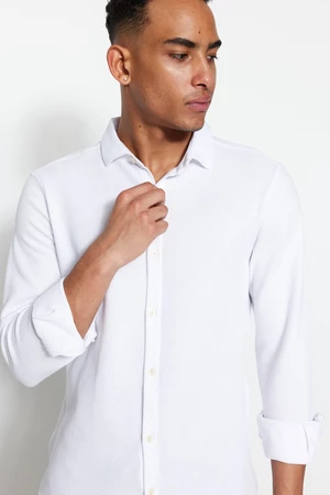 Pánska biela úzka pletená košeľa značky Trendyol, ktorú je možné ľahko vyžehliť.