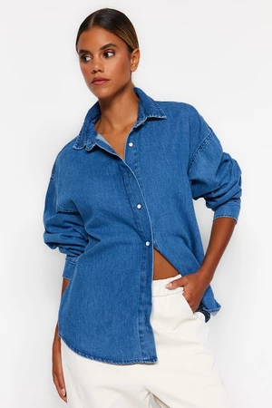 Námornícka modrá oversized rifľová košeľa od značky Trendyol