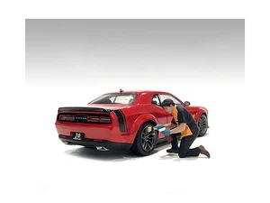 "Detail Masters" Figure 1 (Wheel Cleaning) for 1/18 Scale Models by American Diorama