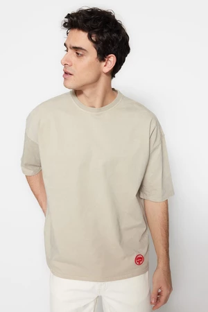 Trendyol limitovaná edícia béžovej pánskej oversize/širokého strihu/vyblednutého efektu 100% bavlnené hrubé tričko s etiketami.