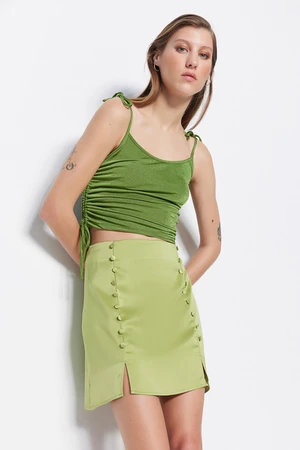 Trendyol zelená mini sukňa zo saténovej látky s gombíkom a detailom rozparku