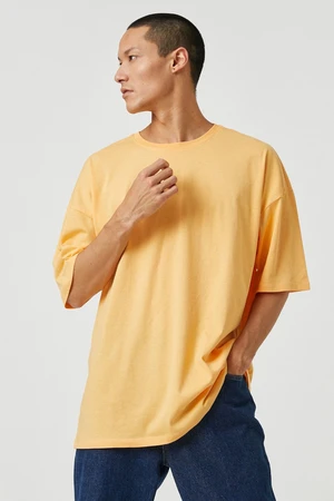 Koton Basic Oversize T-Shirt with a Crew Neck Short Sleeves.