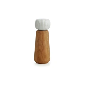 Mlynček z dubového dreva na korenie s bielym detailom z porcelánu Kähler Design Hammershoi, výška 17,5 cm