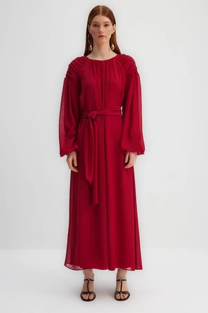 Trendyol x Kevser Sarıoğlu Fuchsia šifónové večerné šaty s prehodeným ramenným opaskom a rúškom