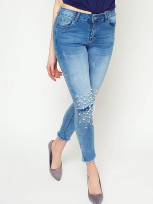 Cropped jeans decorated with blue pearls