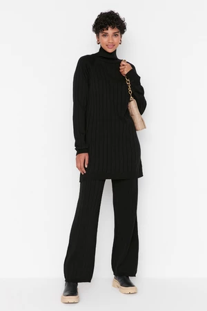 Trendyol čierny rolákový sveter z manšestrového materiálu, pletený oblek