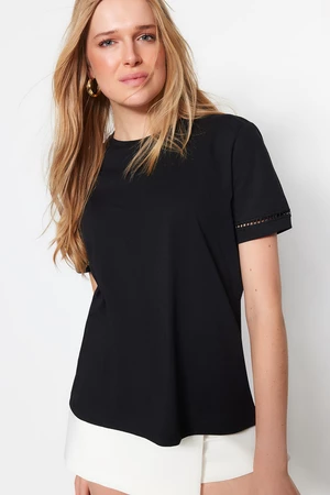 Čierne 100% bavlnené základné tričko s okrúhlym výstrihom a vyšívaným detailom od značky Trendyol