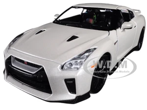 2017 Nissan GT-R R35 White 1/24 Diecast Model Car by Bburago