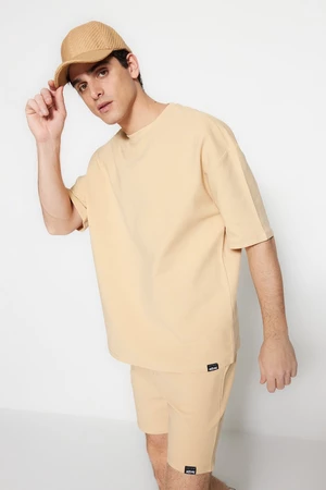 Trendyol Limited Edition Béžová pánska oversize 100% bavlna s etiketami, textúrované basic hrubé hrubé tričko.