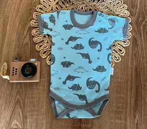 Kojenecké body, kr. rukáv Mamatti, zap. u krku, Dino park - modré s potiskem, vel. 80 (9-12m)