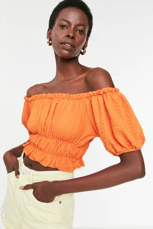 Trendyol oranžová pletená blúzka s Carmen golierom a krepovým krátkym strihom