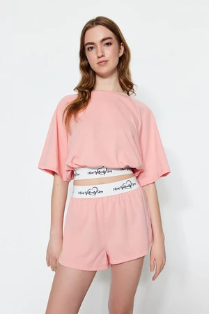 Súprava pyžama s krátkymi nohavicami a tričkom z bavlny v svetloružovej farbe s elastickými detailmi od značky Trendyol