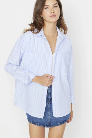 Trendyol modré pruhované vrecko detailná oversize / crosssuit tkané tričko