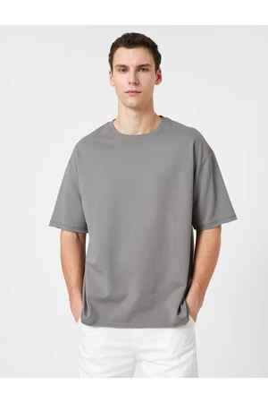 Koton Basic Oversize tričko s kulatým výstřihem a krátkými rukávy.