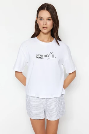 Trendyol bílý pruhovaný bavlněný pyžamový set s tričkem a šortkami s potiskem motta