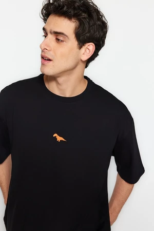 Trendyol Black pánske oversize/wide cut crew výstrih s krátkym rukávom dinosaurie výšivky 100% bavlnené tričko.
