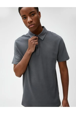 Tričko s polo výstrihom Koton s textúrovanými gombíkmi, slim fit, krátkymi rukávmi.