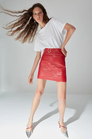 Trendyol červená sukňa z umelej kože s detailom opasku