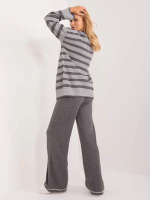 Women's grey ensemble with ribbed sweater