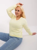 Světle žlutá halenka plus size s nášivkou