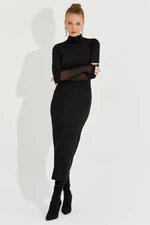 Fajna i seksowna damska czarna tiulowa sukienka midi z rękawiczkami