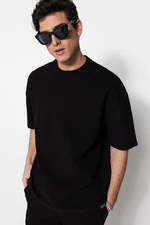 Trendyol Limited Edition Edition Čierna pánska oversize 100% bavlna s etiketou, textúrované basic hrubé hrubé tričko.