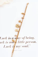 Fashionable bracelet with clover and gold leaves