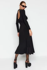 Čierne maxi oversized pletené šaty s volánmi, záhybmi a hlbokým výstrihom od Trendyol.