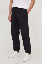 Bavlněné kalhoty Calvin Klein Jeans černá barva, ve střihu cargo, J30J324692