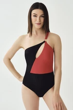 Dagi černo-červené plavky na jedno rameno