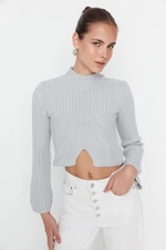 Trendyol svetlosivý crop pletený sveter