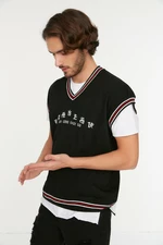 Trendyol čierny regular fit sveter s výstrihom do V a detailmi s písmenami