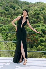 Trendyol X Zeynep Tosun Czarna suknia wieczorowa i studniówkowa z dopasowanym głębokim dekoltem w szpic